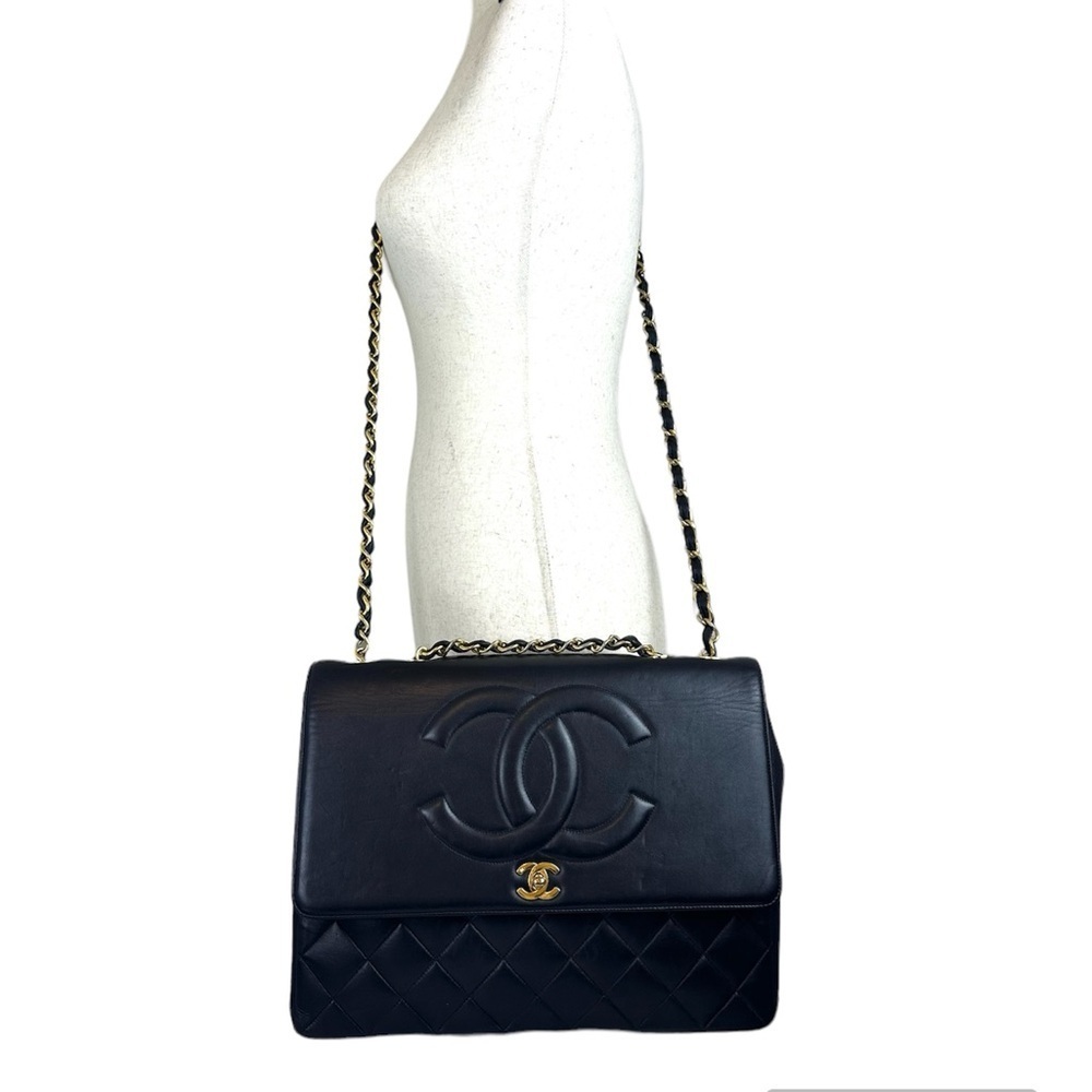 CHANEL Black and Gold Shoulder Bag - Picture 4 of 17